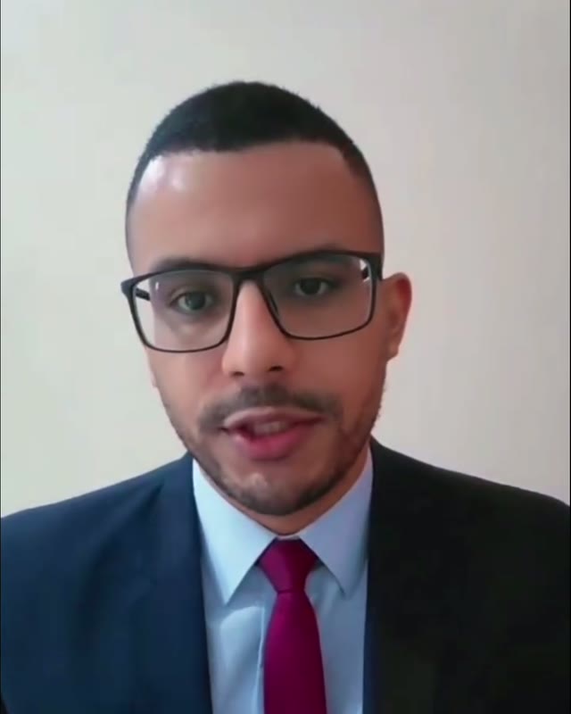 Rogério Moreno, advogado, de terno azul-marinho e gravata bordô.
